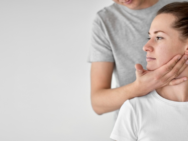 terapeuta-masculino-sometidos-fisioterapia-paciente